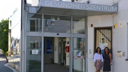 Bild: rti
Ab Montag gibt es am Gesundheitszentrum Waldsassen keinen akutstationären Bereich mehr. Die Türen des Standorts werden aber nicht geschlossen, denn die Orthopädische Rehabilitation bleibt erhalten. Das betonen Krankenhausleiterin Claudia Kost (links) und Michaela Helm, Pflegerische Zentrumsleitung.