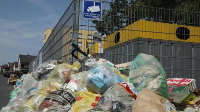 Bild: Wolfgang Steinbacher
Dieser Müllberg türmte sich an der Wertstoffinsel in der Königsberger Straße. Ein Schild weist auf eine Kamera-Überwachung hin. "Zur Abschreckung", sagt die Stadt. "Nur eine Attrappe" monieren die Bürger.