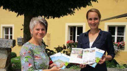 Bild: exb/Julia Braun
Alexandra Beier (links) und Projektleiterin Christina Maderer stellten die neue Broschüre vor.