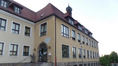 Bild: br
Die Marktgemeinde wird für den Neubau der Grund- und Mittelschule in den nächsten Jahren tief in die Taschen greifen. Bis 2022 sind dafür insgesamt 5,5 Millionen Euro im Investitionsprogramm vorgesehen.