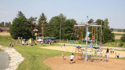 Bild: frd
Der Mehrgenerationenplatz direkt am Badeweiher (links) lässt keine Wünsche offen und ist eine große Bereicherung für das Miteinander in der Gemeinde Niedermurach.