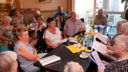 Bild: mab
Eine sangesfreudige Runde fand sich im Cafe Beck ein. Organisiert hatte die Veranstaltung der VdK-Ortsverband Schwarzenfeld.