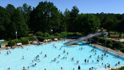 Bild: bey
Von der Rutsche aus ins Nichtschwimmerbecken ist das sanfte Vergnügen im Pleysteiner Freibad.