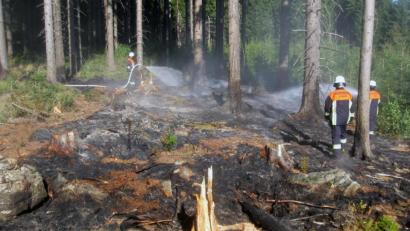 Bild: exb
Eine achtlos weggeworfene Zigarettenkippe oder ein Glas kann zu einem großen Waldbrand führen. Die Feuerwehr mahnt deshalb zur Vorsicht.