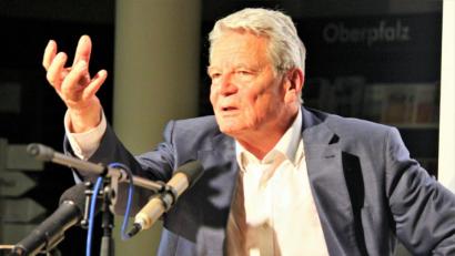 Bild: stg
Altbundespräsident Joachim Gauck sprach am Donnerstagabend in der Weidener Buchhandlung Rupprecht über "kämpferische Toleranz"