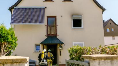 Bild: Hösamer
Feuerwehrleute dringen unter Atemschutz in das Gebäude an der Schillerstraße vor.