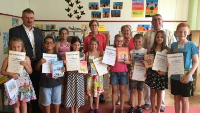 Bild: nbu
Im neu eingerichteten Lesezimmer der Josef-Voit-Grundschule werden die besten Vorleser ausgezeichnet (hinten, von links): die Jurymitglieder Heinrich Schwirzer, Anna Pamler, Hannelore Mayr-Dorner, Rektorin Ulrike Frank und Bürgermeister Norbert Bücherl; (vorn, von links): die erfolgreichen Teilnehmer mit Marlies Döbereiner, Elijah Rietzscher, Emilia Negel, Mia Dotzler, Ronja Amann, Sebastian Lederer, Jasmin Neuberger und Jonas Eglmeier.