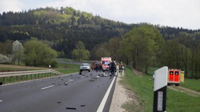 Archivbild: rw
Die Straße glich damals nach dem schweren Unfall auf etwa 250 Metern einem Trümmerfeld. Auch den alarmierten Rettungskräften ging der Einsatz an die Nieren.