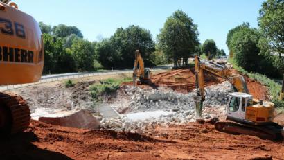 Bild: gru
Bauarbeiten an der Brücke bei Edelsfeld: Noch vor Einbruch des Winters soll eine neue Brücke die alte ersetzen.