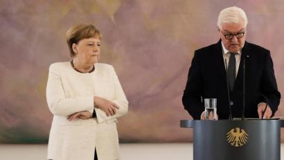 Bild: Kay Nietfeld
Bei der Überreichung der Ernennungsurkunde an die neue Bundesjustizministerin Christine Lambrecht fing die Kanzlerin plötzlich an, am ganzen Körper zu zittern.