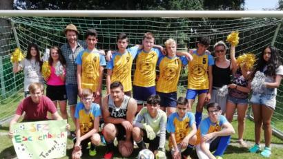 Bild: exb
Sie geben alles, das Fußballteam des Sonderpädagogischen Förderzentrums und ihre Cheerleader. Mit Erfolg: Bei der Bezirksmeisterschaft in Regensburg steht am Ende der dritte Platz unter 16 Mannschaften zu Buche.