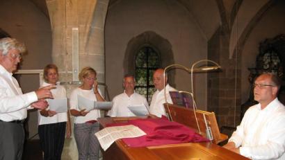 Bild: jzk
Josef Zaglmann dirigiert Sandra Weber, Cordula Stiegler, Thomas Stiegler, Christian Kick (von links) und den Organisten Hubert Köhler bei der Aufführung einer Mozartmesse.