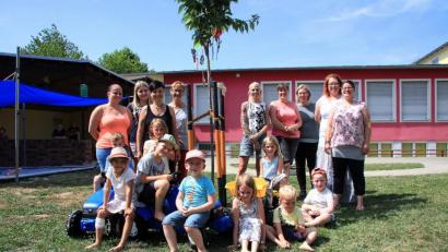 Bild: wro
Das frisch gepflanzte Bäumchen ist erst der Anfang. In wenigen Wochen sollen der gesamte Garten und auch der Kindergarten St. Josef noch attraktiver werden.