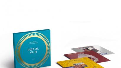 Bild: BMG/ADA
Das 6 LP-Collector Boxset "The Essential Album Collection Vol. 1" enthält erstmals die fünf wegweisenden Alben aus den 70ern von Popol Vuh. Remastered von Guido Hieronymus und Frank Fiedler, erscheinen die Alben im hochwertigen Boxset als audiophile 180g Vinyl-Pressungen, mit ausführlichen Liner Notes und 3 Original Postern.