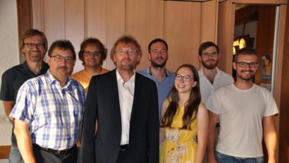 Bild: ak
Mit Thomas Schöcklmann, Michael Zapf, Andreas Prechtl, Hermann Schraml, Klaus Wegmann, Katrin Zapf, Tobias Bernhard und Martin Mayer (von links) gehen die Freien Wähler in den Kommunalwahlkampf.