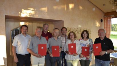 Bild: exb
Bürgermeister Markus Ludwig (links) und SPD-Ortsvorsitzender Karl-Heinz Mois (Fünfter von links) ehren treue SPD-Mitglieder (von links): Wilfried Müller, Johann Hösl, Kurt Pleyer, Evelyn Berger-Röhlinger, Anette Reiß und Burkhard Röhlinger.
