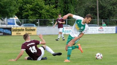 Bild: gb
Mauricio Göhlert (rechts) und seine Mitterteicher mussten sich gegen den FC Wernberg mit einem 3:3 begnügen. Am Wochenende testet der Landesligist beim Autohaus-Exner-Cup in Selbitz.