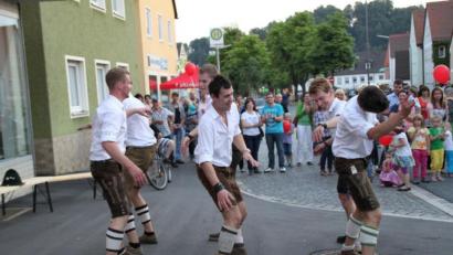 Bild: prh
Der "Neidaffer Plattlclub" begeisterte schon einmal die Zuschauer in Neustadt/WN. Bei "Kunst & Rotlicht" am Freitag sind die Burschen wieder am Start.

Bild: prh