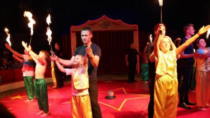 Bild: cs
Fachleute vom Ostdeutschen Projektcircus üben mit den Kindern die Rollen, die sie sich zutrauen. Die Premiere 2015 in Auerbach (Bild) ist in bester Erinnerung.