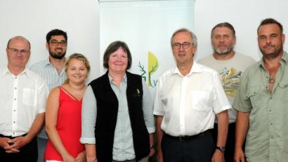 Bild: Stephan Huber
Sie veranstalten die Tage der biologischen Vielfalt in Ursensollen (von links nach rechts): Norbert Schäffer, Vorsitzender des LBV, Landschaftsarchitekt Christopher Trepesch, Nina Forster von der Gemeinde Ursensollen, Isabel Lautenschlager, Geschäftsführerin des Naturpark Hirschwald sowie Bürgermeister Franz Mädler, Bernhard Moos, Kreisgruppenvorsitzender des LBV Amberg-Sulzbach, und Naturpark-Ranger Christian Rudolf.