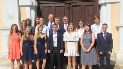 Bild: kmo
14 Abiturienten des Abiturjahrgangs 2019 am Max-Reger-Gymansium Amberg gelang ein Notendurchschnitt von 1,5 oder besser. Freuen durften sich (v.l.n.r.): Erste Reihe: Christina Bader (1,4), Sophie Rüth (1,1), Tabea Wichmann (1,0), Andreas Frauendorfer (1,3), Sophia Bäumler (1,3), Selina Gradl (1,3), Andreas Püttner (1,5). Zweite Reihe: Julia Frenzl (1,5), Robin Engel (1,1), Christoph Albertin (1,5), Theresa Schaller (1,3), Eric Engel (1,0). Dritte Reihe: Konstanze Frauendorfer (1,1), Julia Metzenroth (1,0) sowie mit den Abiturienten Oberstufenkoordinator Albert Kiener und Schulleiter Wolfgang Wolters.