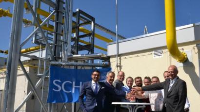 Bild: rti
Die Firma Schott nahm mit seinen Partnern die neue Anlage offiziell in Betrieb. Dabei waren unter anderem Bürgermeister Roland Grillmeier, Standort-Leiter Stefan Rosner und Schott-Projektleiter Klaus Keilwerth (Zweiter bis Vierter von links).