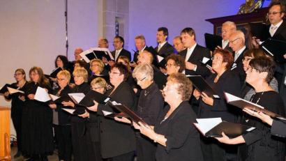 Bildmontage: wmr
Der Kirchenchor St. Jakob bei einem Konzertauftritt in der Mitterteicher Pfarrkirche in der jüngeren Vergangenheit.