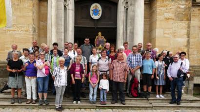 Bild: wbe
Die Wallfahrer aus der Pfarrei Sulzbach St. Marien vor der Dreifaltigkeitsbasilika in Gößweinstein.