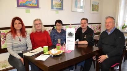 Bild: luk
Gabi Zachmann, Gabriele Lehner und Regionalleiter Philipp Hausknecht (links) sind verantwortlich für die neue Kreuzbund-Gruppe in Kemnath. Klaus-Georg Bär, Leiter der Caritas-Fachambulanz für Suchtprobleme, ist deren Ansprechpartner.