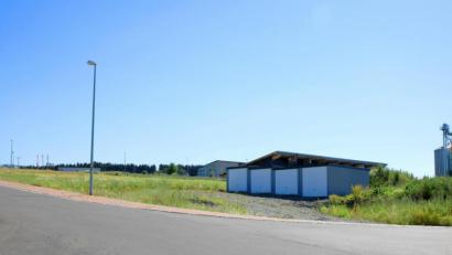 Bild: njn
Auf diesen Grundstücken werden heuer noch zwei Betriebshallen errichtet. Unterhalb die der Firma Wenning, oberhalb die der Firma Frank.