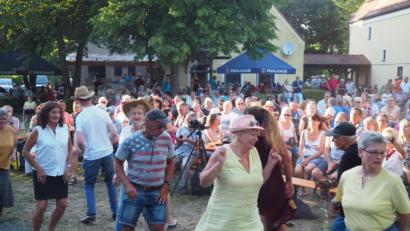 Bild: krb
Fans tanzen vor der Bühne bei der Serenade.