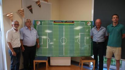 Bild: sne
Der SV Grafenwöhr sucht Rasen-Paten. 84, um genau zu sein, denn so viele Parzellen stehen Gönnern des Vereins zur. Stellvertretender Vorsitzender Werner Wächter (von links), Fußball-Abteilungsleiter Johann Danninger, Vorsitzender Thomas Reiter und Spielführer Johannes Renner freuen sich auf viele Paten.