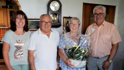 Bild: arw
Bürgermeister Rupert Troppmann (rechts) gratuliert Hannelore und Herbert Schmid zum goldenen Ehejubiläum. Links Tochter Kristine.