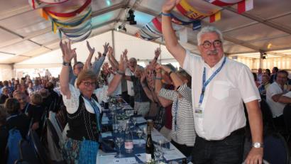 Bild: ui
Bei der Begrüßung des Neustadt-Treffen in Bad Neustadt jubeln die Oberpfälzer, als sie aufgerufen werden den anderen Gästen zu.