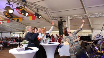 Bild: ui
Ministerin und Schirmherrin Dorothee Bär macht ein Selfie beim Auftakt des Neustadt-Treffen in Bad Neustadt an der Saale