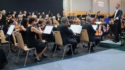 Bild: weu
Das fast 90-köpfige Sinfonieorchester begeisterte unter der souveränen Leitung von Michel Falk das Publikum in der Dreifachturnhalle des Gymnasiums.