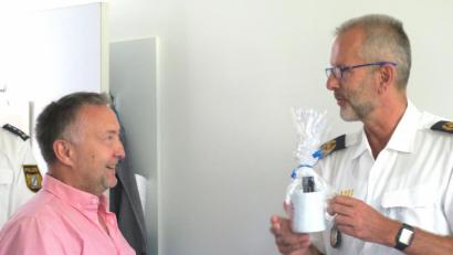 Bild: Hirsch
Walter Bruckner (links) freute sich über das Abschiedsgeschenk des Polizeivizepräsidenten Thomas Schöniger (rechts).