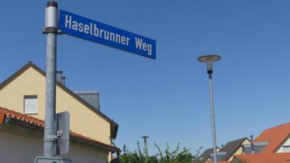 Bild: rn
Ob den US-Familien, die in diesem Straßenzug der Flur Oberes Gstein wohnen, die Änderung von Weg in Straße auffällt?
