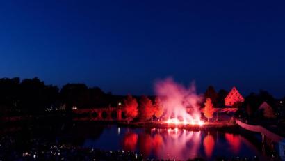 Bild: tr
8000 Menschen ließen sich am Samstagabend von der Lasershow im Fischhofpark verzaubern. Der Tirschenreuther "cooltour"-Sommer ist zur Marke geworden und lockt die Leute aus nah und fern.