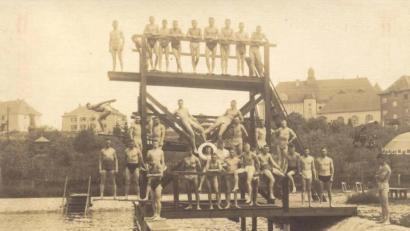 Bild: Stadtarchiv/exb
Ein Blick auf das Treiben im Amberger Hockermühlbad in den 1920er Jahren.