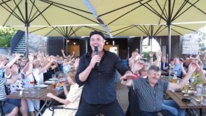 Bild: ubb
Sänger und Entertainer Marc O. Vincent aus Nürnberg ist eine Stimmungskanone. Beim Open Air auf der Burg Falkenberg mischte er sein Publikum gehörig auf.