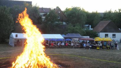 Bild: bey
Mächtig lodern die Flammen beim Johannisfeuer der Oberwildenauer CSU und JU in den abendlichen Himmel. Die Besucher halten sich angesichts der spürbaren Hitze lieber im Hintergrund an den Biertischgarnituren auf.