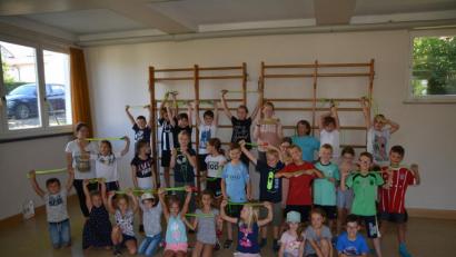 Bild: fdl
Die Schülerinnen und Schüler der Kombi-Klasse 3 / 4 waren mit Begeisterung beim Seilspringprojekt der Deutschen Herzstiftung dabei. Mittlere Reihe, links, Klassenlehrerin Amelie Schaller und hintere Reihe, 3. von rechts die Referentin Beate Schwender.