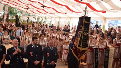 Bild: bnr
Die Vereine beim Einzug in das Festzelt zum Festgottesdienst.