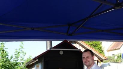 Bild: bey
Fast im Akkord werden die Teigscheiben belegt und in den Ofen geschoben.