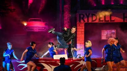 Bild: Luisenburg-Festspiele/Miedl
Mit fetzigen Choreographien begeistert das Ensemble bei der Premiere des Musicals "Grease" bei den Luisenburg-Festspielen.