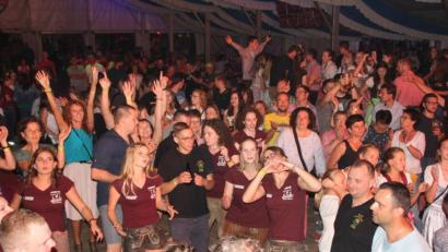 Bild: kro
Eine ausgelassene Partystimmung herrschte am Freitag zum Auftakt des Jubiläumswochenendes im gut gefüllten Festzelt.