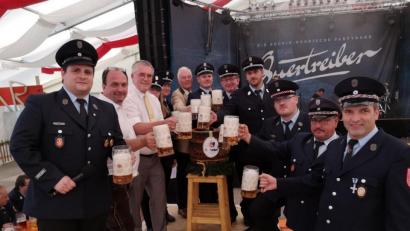Bild: hir
Nach dem Bieranstich durch Schirmherrn Bürgermeister Richard Tischler (3. v. links) stießen die Verantwortlichen der Jubelwehr Pfreimd und des Patenvereins FFW Iffelsdorf mit dem stv. Landrat Arnold Kimmerl (Mitte) und Georg Hauser (2. v. links) von der Brauerei Naabeck auf ein friedliches Jahrhundertfest an.