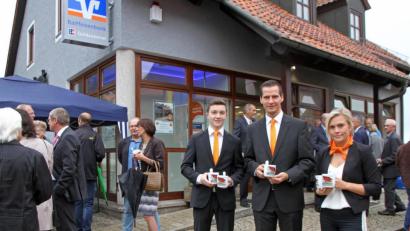 Bild: nm
Groß gefeiert wurde bei der Raiffeisenbank in der Grenzgemeinde im September 2016. Anlass war der Abschluss der umfangreichen Sanierungsarbeiten an dem Bankgebäude. Eine nächste Feierrunde steht am Sonntag, 7. Juli, bevor.