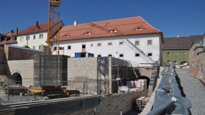 Bild: ws
Eigentlich sollten im September die Studierenden im alten Polizeigebäude einziehen. Doch die Fertigstellung verzögert sich. Als Einweihungstermin wurde jetzt der 30. Januar festgelegt.